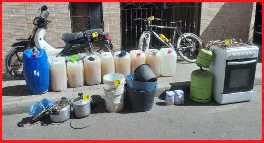 الناظور.. أمن بني انصار يوقف ثلاثة أشخاص متلبسين ببيع الخمور المقطرة بشاطئ بوقانة الناظور.. أمن بني انصار يوقف ثلاثة أشخاص متلبسين ببيع الخمور المقطرة بشاطئ بوقانة