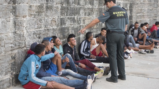 سلطات مليلية تطرد مهاجرين مغاربة من "ساحة الثيران" إلى الشارع وسط انتقاد حقوقي شديد