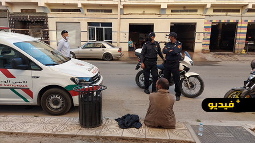 شاهدوا.. مختل عقلي يكسر زجاج سيارة وسط الناظور شاهدوا.. مختل عقلي يكسر زجاج سيارة وسط الناظور