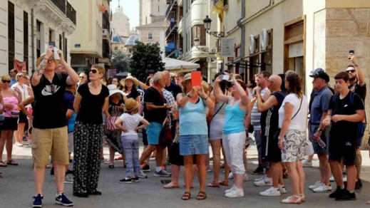 اسبانيا تسمح بالتجول في الأماكن العامة بدون كمامة