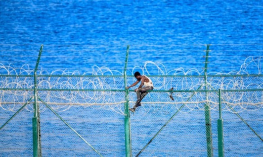 مليلية وسبتة تحصنان حدودهما مع المغرب بشفرات حادة وقاتلة مليلية وسبتة تحصنان حدودهما مع المغرب بشفرات حادة وقاتلة
