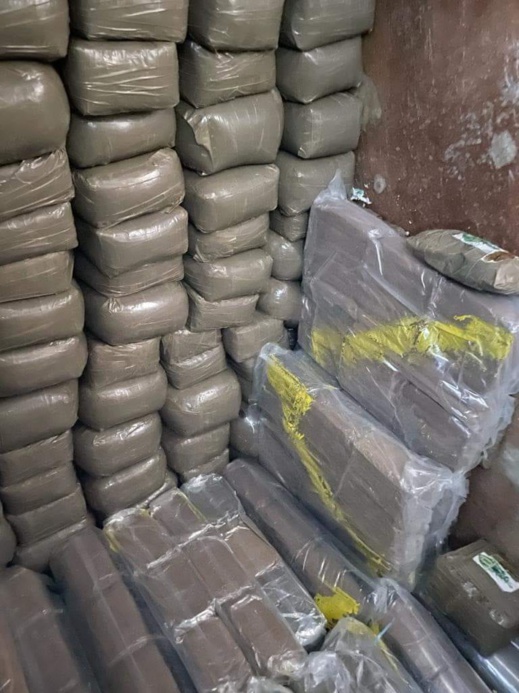 شاهدوا ... بهذه الطريقة حاول مهاجر تهريب حوالي طن ونصف من الحيشش من ميناء بني انصار شاهدوا ... بهذه الطريقة حاول مهاجر تهريب حوالي طن ونصف من الحيشش من ميناء بني انصار