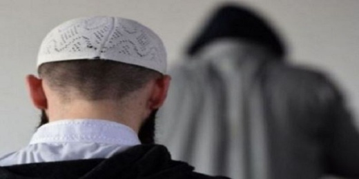 شبهة الخيانة الزوجية تلاحق إمام مسجد وخليلته بعد ضبطهما في منطقة خلاء شبهة الخيانة الزوجية تلاحق إمام مسجد وخليلته بعد ضبطهما في منطقة خلاء