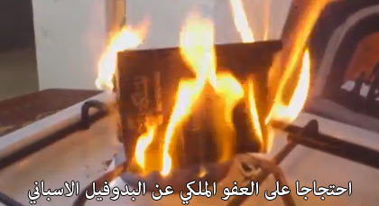 بالفيديو.. مواطنة مغربية بهولندا تطالب بإسقاط جنسيتها ومُواطن يحرق جواز سفره بالفيديو.. مواطنة مغربية بهولندا تطالب بإسقاط جنسيتها ومُواطن يحرق جواز سفره