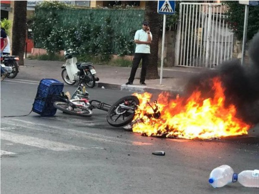 حادثة غريبة.. احتراق دراجة نارية بعد اصطدامها بـ "بيكالا"