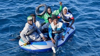 مساعدة 244 مهاجرا سريا كانوا على وشك الغرق في البحر