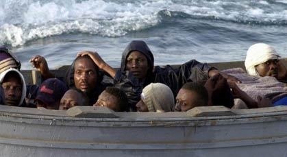 مهاجرون أفارقة يهددون برمي أولادهم في البحر إذا لم يسمح لهم دخول مليلية مهاجرون أفارقة يهددون برمي أولادهم في البحر إذا لم يسمح لهم دخول مليلية