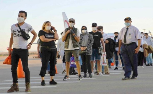 احتجاج أفراد الجالية المغربية على اخضاعهم للحجر الفندقي رغم تلقيهم اللقاح احتجاج أفراد الجالية المغربية على اخضاعهم للحجر الفندقي رغم تلقيهم اللقاح