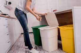 طريقة التخلص من الرائحة الكريهة في صندوق القمامة المنزلي