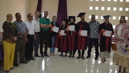 بحضور عميد الكلية ونائبه.. الأستاذ الحسين فرحاض يحتفي بخريجي الفوج الأول لشعبة علوم التربية بالناظور بحضور عميد الكلية ونائبه.. الأستاذ الحسين فرحاض يحتفي بخريجي الفوج الأول لشعبة علوم التربية بالناظور