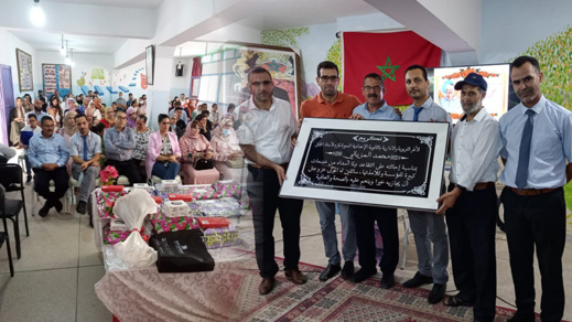 ثانوية المسيرة الإعدادية تكرم الأساتذة والأستاذات وتوزع الهدايا على التلاميذ المتفوقين