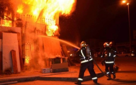 حريق خطير داخل منزل يفحم عائلة مكونة من 12 فردا حريق خطير داخل منزل يفحم عائلة مكونة من 12 فردا