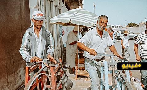 قبل عيد الأضحى.. مهنة شحذ السكاكين الموسمية تنتعش بأسواق الناظور قبل عيد الأضحى.. مهنة شحذ السكاكين الموسمية تنتعش بأسواق الناظور