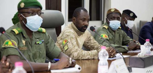 الرئيس المؤقت في مالي يتعرض لهجوم بالسكين أثناء صلاة العيد الرئيس المؤقت في مالي يتعرض لهجوم بالسكين أثناء صلاة العيد