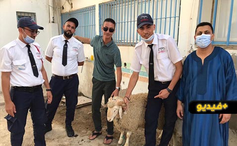 شاهدوا.. الناشط رشيد زناي يحتفل بعيد الأضحى حراس الأمن بالمستشفى الحسني بالناظور شاهدوا.. الناشط رشيد زناي يحتفل بعيد الأضحى حراس الأمن بالمستشفى الحسني بالناظور