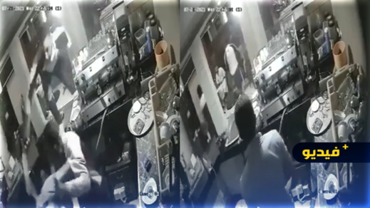 شاهدوا... عصابة مدججة بالسيوف تهجم على مقهى وتحتجز مواطنين تحت التهديد شاهدوا... عصابة مدججة بالسيوف تهجم على مقهى وتحتجز مواطنين تحت التهديد