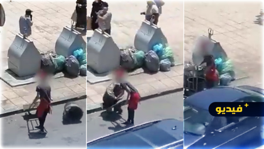 شاهدوا.. مستخدم بإحدى المطاعم وسط الناظور يلقي القمامة على الرصيف بجانب الحاويات 