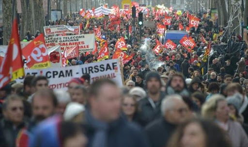 مئات الآلاف يتظاهرون مجددا في فرنسا رفضا للشهادة الصحية