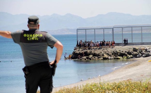 مستغلين فرصة نادرة.. شبان مغاربة يصلون إلى سبتة المحتلة سباحة مستغلين فرصة نادرة.. شبان مغاربة يصلون إلى سبتة المحتلة سباحة