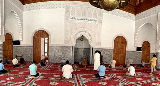 بعد منع التنقل الليلي.. الحكومة تقرر منع أداء صلاة العشاء بالمساجد بعد منع التنقل الليلي.. الحكومة تقرر منع أداء صلاة العشاء بالمساجد