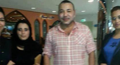 صورة: الملك محمد السادس متحررا من البروتوكول باحدى المركبات التجارية صورة: الملك محمد السادس متحررا من البروتوكول باحدى المركبات التجارية