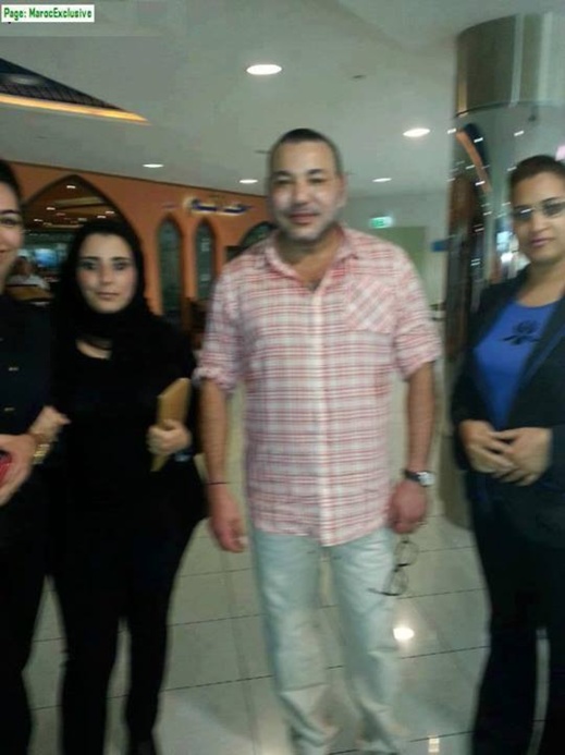 صورة: الملك محمد السادس متحررا من البروتوكول باحدى المركبات التجارية صورة: الملك محمد السادس متحررا من البروتوكول باحدى المركبات التجارية