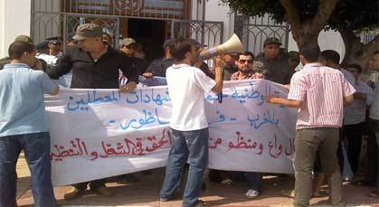 تعنيف الموظفين أمام عمالة الناظور خلال تنظيمهم لوقفة احتجاجية سلمية تعنيف الموظفين أمام عمالة الناظور خلال تنظيمهم لوقفة احتجاجية سلمية
