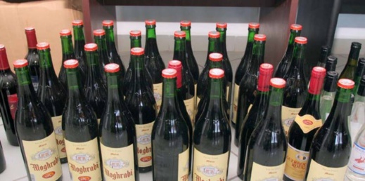 اعتقال تسعة أشخاص بالناظور تسببوا في مقتل مستهلكي خمور مسمومة اعتقال تسعة أشخاص بالناظور تسببوا في مقتل مستهلكي خمور مسمومة