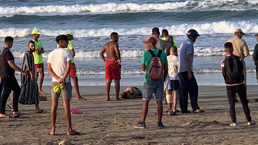 شاطئ "ميامي" ببني انصار يلفظ جثمة خمسيني توفي غرقا أمام أفراد أسرته شاطئ "ميامي" ببني انصار يلفظ جثمة خمسيني توفي غرقا أمام أفراد أسرته