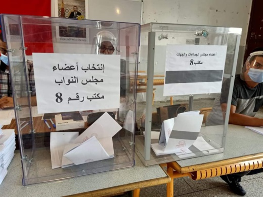 استمرار الخروقات الانتخابية أمام عدد من مكاتب التصويت بالناظور استمرار الخروقات الانتخابية أمام عدد من مكاتب التصويت بالناظور