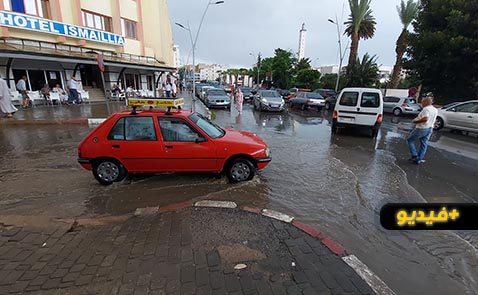 شاهدوا.. تساقطات مطرية قوية تغرق عدد من شوارع مدينة الناظور والمناطق المجاورة