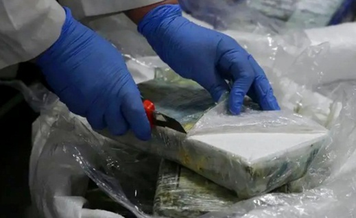 عناصر الأمن بالميناء المتوسطي تجهض عملية تهريب كمية مهمة من الكوكايين على متن شاحنة للنقل الدولي عناصر الأمن بالميناء المتوسطي تجهض عملية تهريب كمية مهمة من الكوكايين على متن شاحنة للنقل الدولي