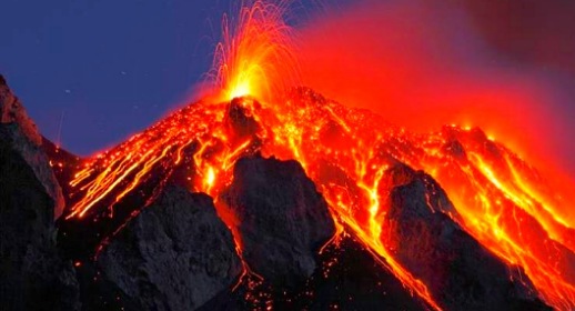 السلطات الإسبانية تفقد السيطرة على الحمم البركانية بجزر الكناري