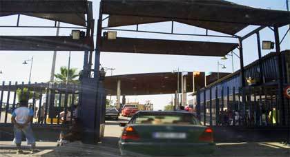 الحكومة الإسبانية تؤكد أن معبر مليلية يعيش "هدوءا نسبيا" بفضل المغرب الحكومة الإسبانية تؤكد أن معبر مليلية يعيش "هدوءا نسبيا" بفضل المغرب