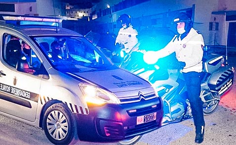 عناصر الدرك الملكي بالناظور.. عمل دؤوب ومتواصل من أجل تخليق الحياة العامة وكبح أنشطة المجرمين والمنحرفين في ظل الانتشار الواسع لكورونا