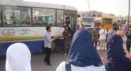 مواطنون يحتجون على شركتي النقل الحضري بوجدة للحصول على بطائق الانخراط مواطنون يحتجون على شركتي النقل الحضري بوجدة للحصول على بطائق الانخراط