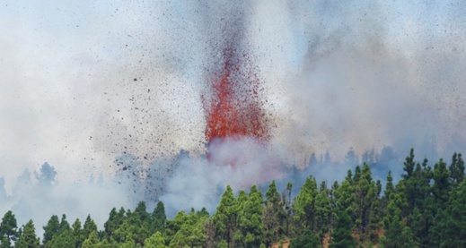 جزر الكناري.. ثوران بركان لابالما يتسبب في تصدعات جديدة وحمم تقذف في البر والبحر جزر الكناري.. ثوران بركان لابالما يتسبب في تصدعات جديدة وحمم تقذف في البر والبحر