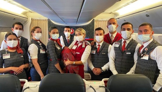 الخطوط التركية تحتفي بميلاد طفل مغربي في طائرة متجهة الى امريكا الخطوط التركية تحتفي بميلاد طفل مغربي في طائرة متجهة الى امريكا