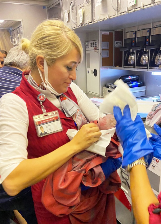 الخطوط التركية تحتفي بميلاد طفل مغربي في طائرة متجهة الى امريكا الخطوط التركية تحتفي بميلاد طفل مغربي في طائرة متجهة الى امريكا