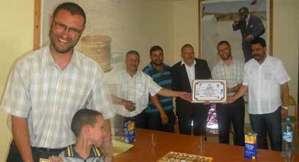 ثانوية بني سيدال تحتفي بأحد أساتذتها بمناسبة اليوم العالمي للمدرس ثانوية بني سيدال تحتفي بأحد أساتذتها بمناسبة اليوم العالمي للمدرس