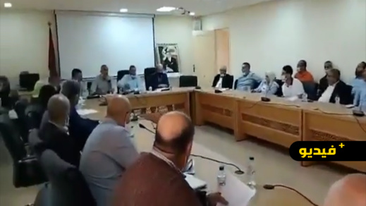 غرباء عن المجلس يبلغون أعضاء جماعة سلوان بحضور أول دورة غرباء عن المجلس يبلغون أعضاء جماعة سلوان بحضور أول دورة