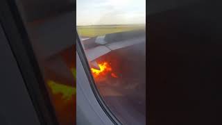 مشهد مرعب.. النيران تندلع في محرك طائرة  وعلى متنها 109 من الركاب