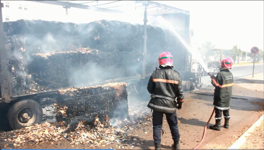 النيران تلتهم شاحنة محملة بالورق كانت متجهة إلى مراكش