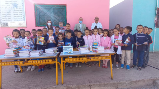 بالصور.. المبادرة المغربية للعلوم والفكر توزع أدوات مدرسية بمدرسة بأولاد ستوت