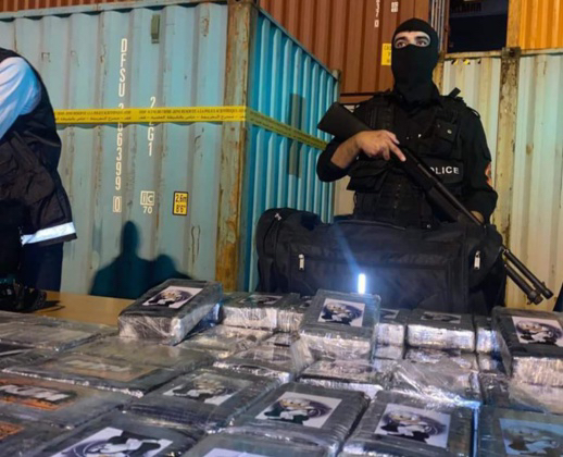 شاهدوا.. إحباط محاولة تهريب طن و 335 كلغ من الكوكايين على متن سفينة قادمة من البرازيل