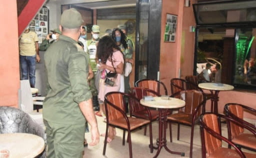 أرباب المقاهي يصفون فرض "جواز التلقيح" لولوج المقاهي بالقرار العشوائي نظرا لصعوبة تطبيقه عمليا