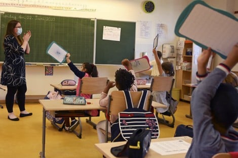 إقصاء التلاميذ من التعليم الحضوري بالمدارس العمومية بسبب "عدم تلقيهم اللقاح" إقصاء التلاميذ من التعليم الحضوري بالمدارس العمومية بسبب "عدم تلقيهم اللقاح"