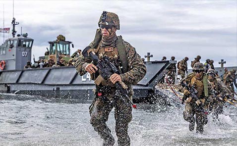 البحرية الأمريكية تشارك في تدريب على تقنيات الإنزال السريع لفائدة القوات الخاصة التابعة للبحرية الملكية