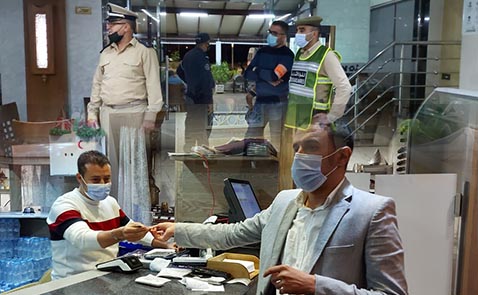 شاهدوا.. سلطات الامن بالناظور تقود حملة لإجبار المواطنين على الإدلاء بجواز التلقيح 