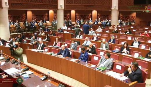 البرلمانيون يتخلون عن الكمامة والمواطنون يؤدون الغرامات في الأماكن العامة البرلمانيون يتخلون عن الكمامة والمواطنون يؤدون الغرامات في الأماكن العامة